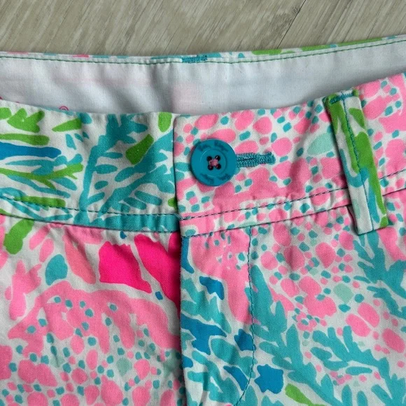Lilly Pulitzer Colorful Coral Women's Shorts, size 2 - Picture 3 of 7